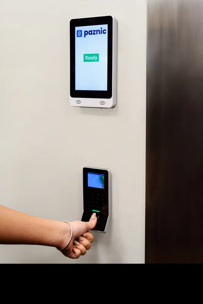 Paznic screen showing Ready while a customer uses the fingerprint reader below it