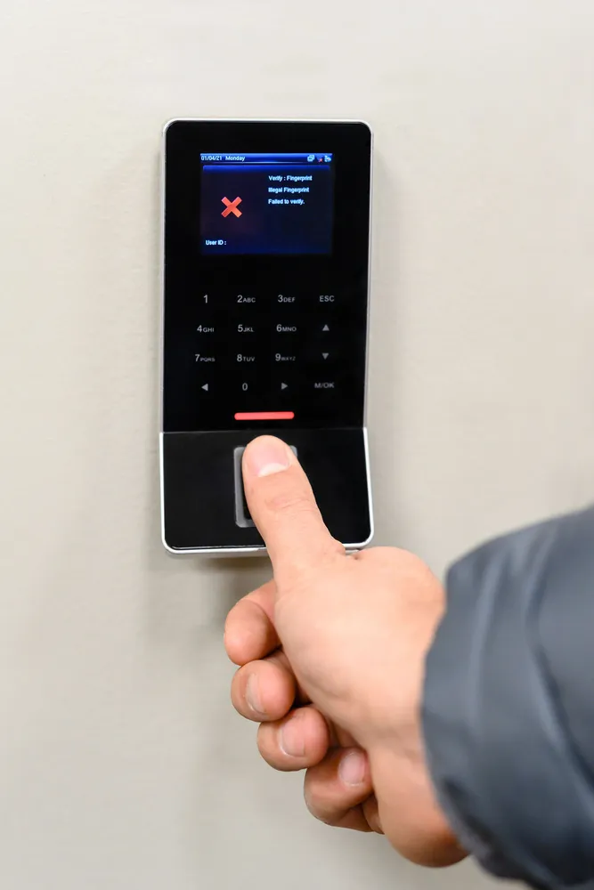 Paznic reader showing a refused access attempt while a finger is on the sensor